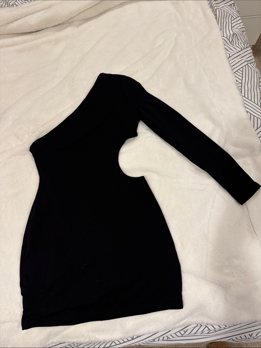 superdown Black One-Shoulder Long-Sleeve Dress